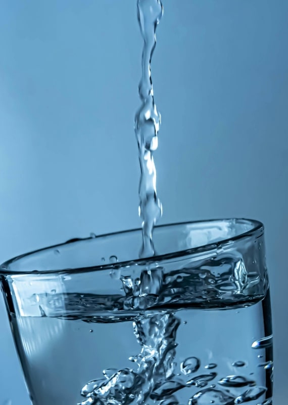 Zbliżenie na strumień czystej wody nalewanej do szklanki – symbol najwyższej jakości filtracji oferowanej przez Joro