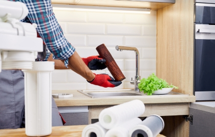 Technik montujący filtr do wody w kuchni – profesjonalna instalacja i serwis systemów uzdatniania wody Joro